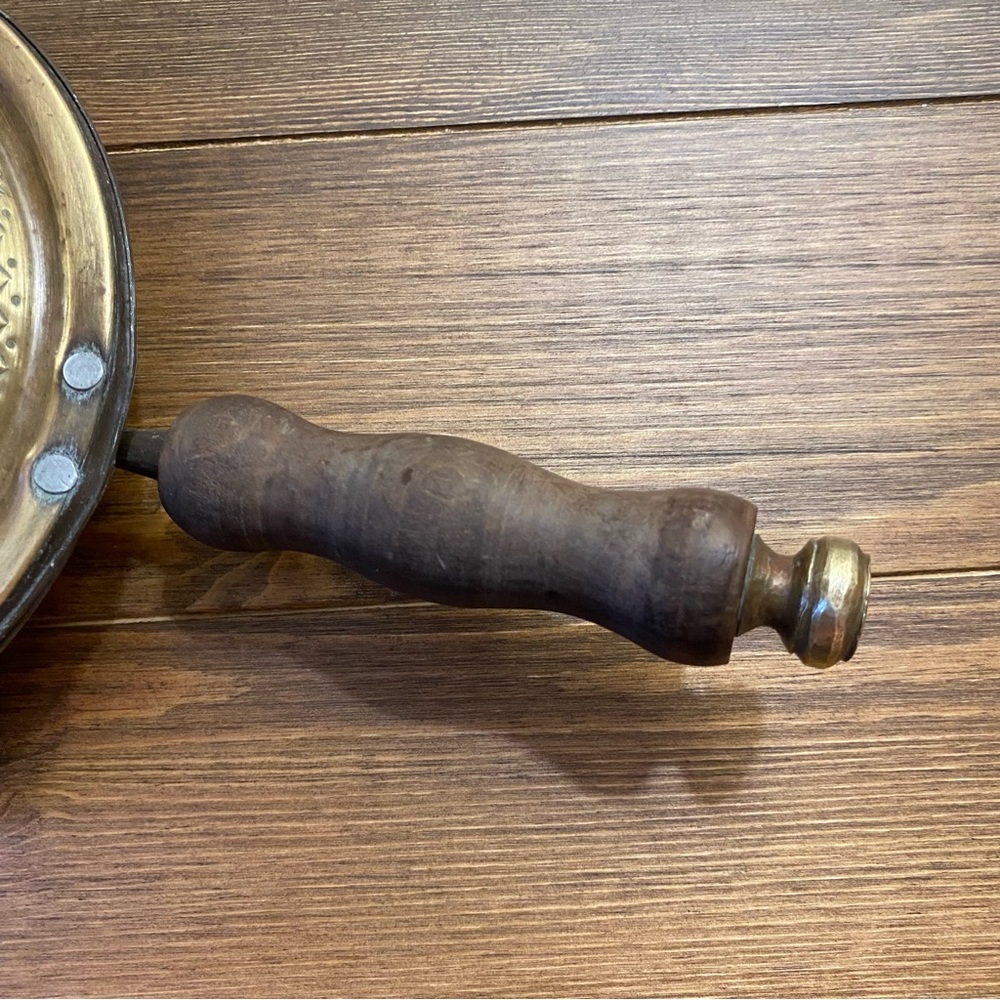 Vintage brass crumb catcher pan with thumb lib and wood handle - Picture 4 of 6
